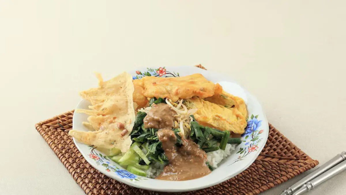 Soto Semarang & Nasi Pecel Mas Iyo: Rasa yang Menghampiri Setiap Pagi di Cilacap